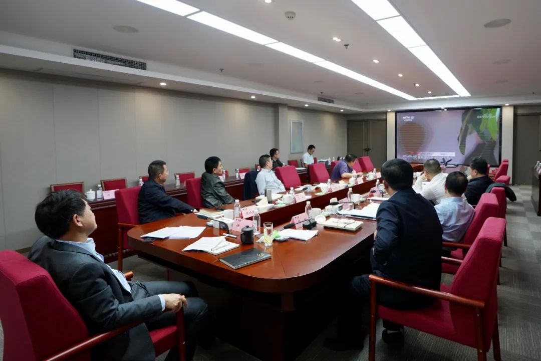 尊龙凯时集团党委理论学习中心组专题学习钻研总体国家清静观