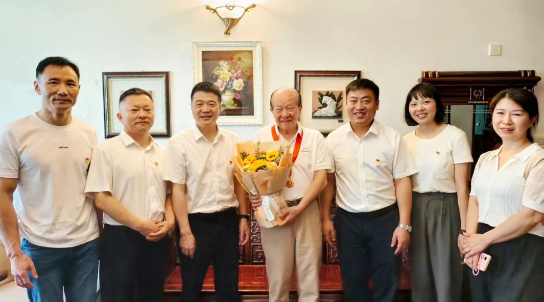 省尊龙凯时集团党委走访慰问老党员 揭晓“庆幸在党50周年”纪念章并送上节日问候
